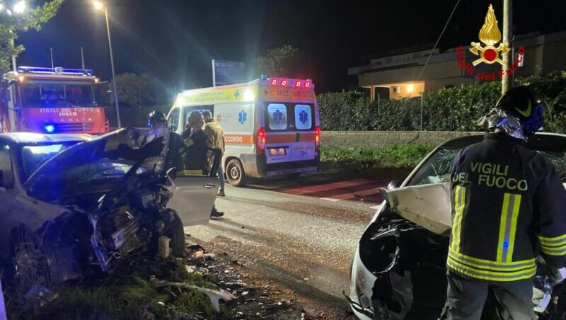 nettuno grave incidente nella notte quattro coinvolti una persona estratta dai vigili del fuoco