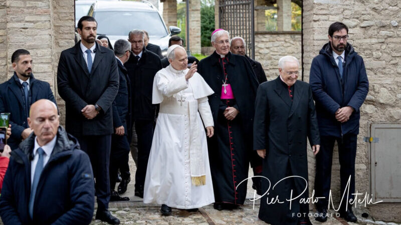 Montefalco, visita storica di Papa Leone XIV: il Sagrantino diventa simbolo d’accoglienza