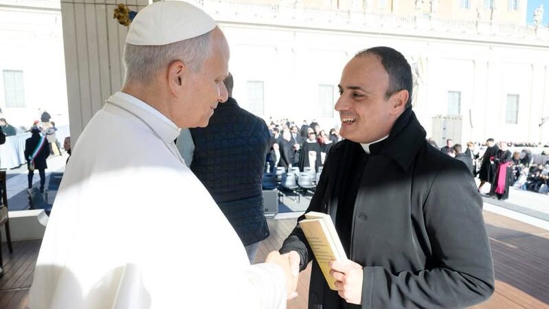 don francesco cristofaro incontra papa leone xiv e consegna il suo libro venite a me da Laprimapagina.it don francesco cristofaro incontra papa leone xiv e consegna il suo libro venite a me