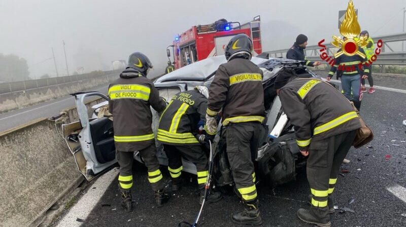 Assisi. Grave incidente sulla SS75 a Ospedalicchio: tre veicoli coinvolti, ferito estratto dai Vigili del Fuoco