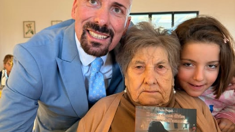 Paolo Fedele dedica la copia numero 1 del suo libro alla madre: “Un’eroina silenziosa della vita quotidiana” Paolo Fedele dedica la copia numero 1 del suo libro alla madre: “Un’eroina silenziosa della vita quotidiana”