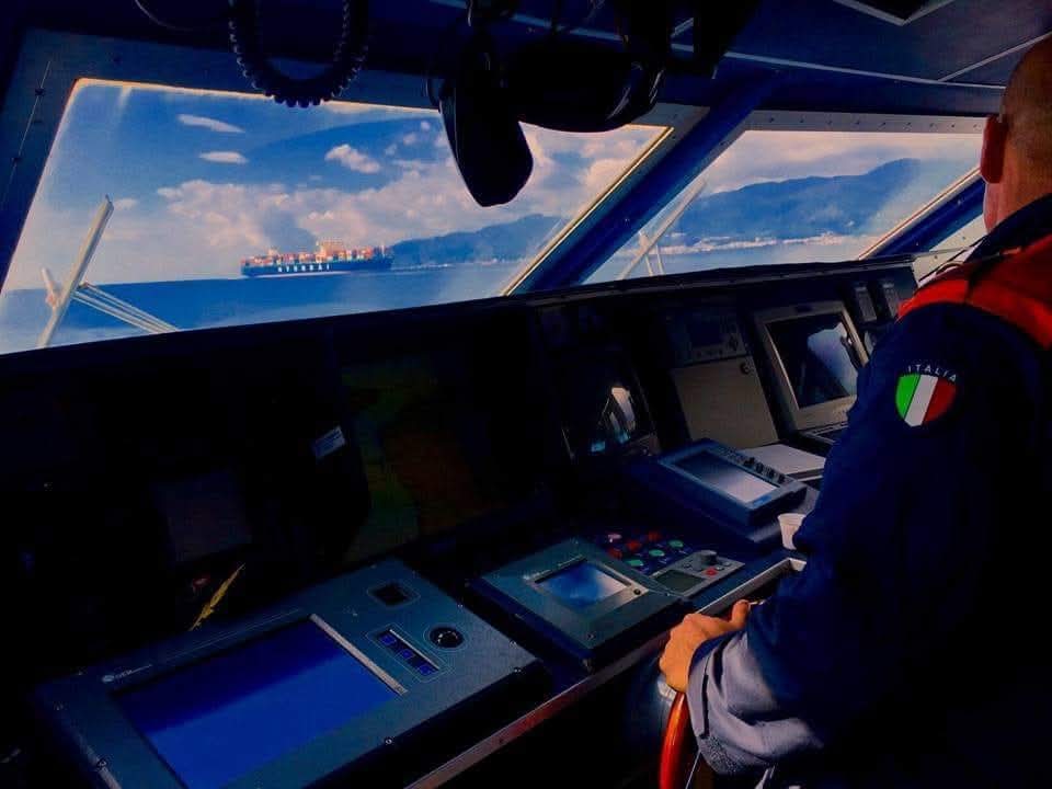 come si fa con i figli la carezza silenziosa della guardia costiera dopo un salvataggio in mare da Laprimapagina.it come si fa con i figli la carezza silenziosa della guardia costiera dopo un salvataggio in mare