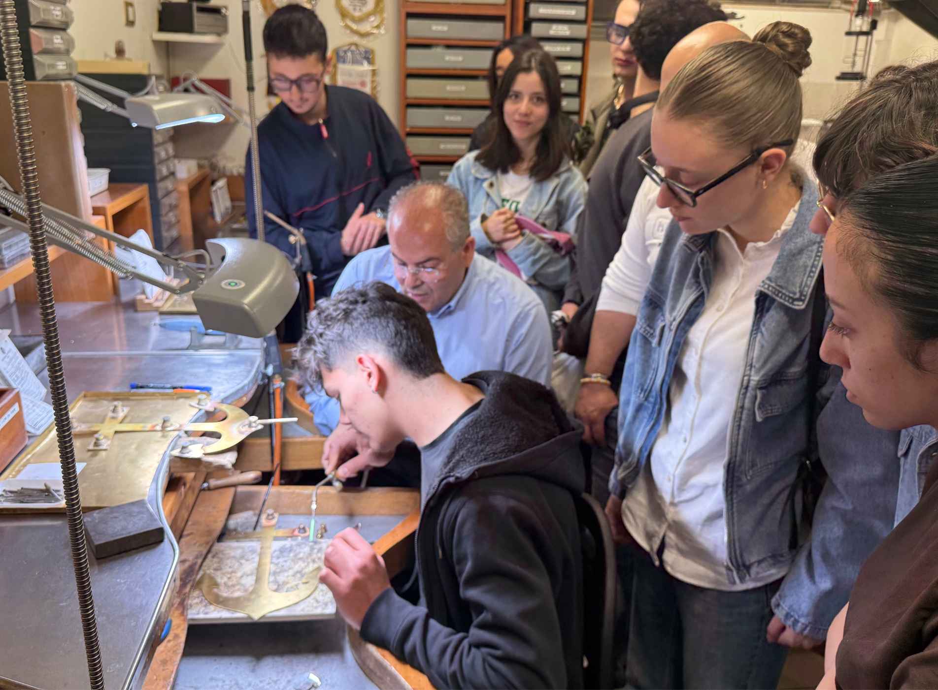 l8217ancora trinitaria opera realizzata dai ragazzi del liceo artistico di san giovanni in fiore insieme al maestro orafo michele affidato da Laprimapagina.it l8217ancora trinitaria opera realizzata dai ragazzi del liceo artistico di san giovanni in fiore insieme al maestro orafo michele affidato