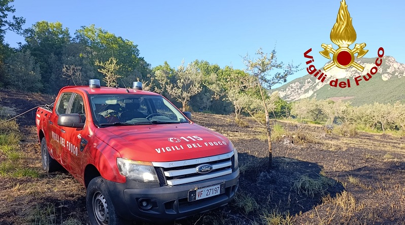 ferentillo incendio sul versante della montagna fiamme vicine alle abitazioni in azione canadair ed elicottero dei vigili del fuoco da Laprimapagina.it ferentillo incendio sul versante della montagna fiamme vicine alle abitazioni in azione canadair ed elicottero dei vigili del fuoco