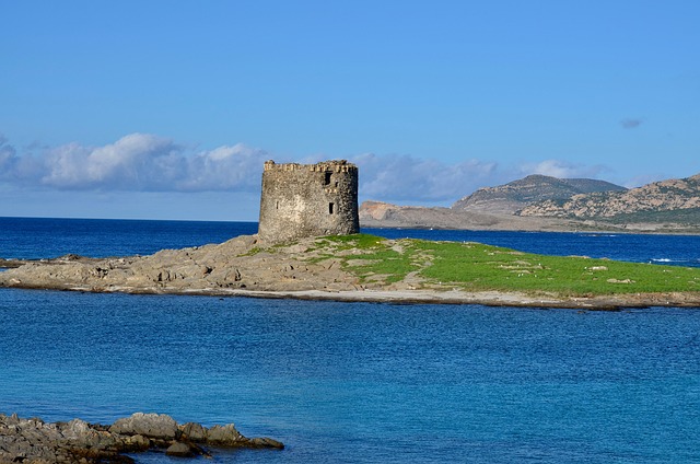 tra mare cristallino e borghi silenziosi il fascino autentico della sardegna da Laprimapagina.it tra mare cristallino e borghi silenziosi il fascino autentico della sardegna