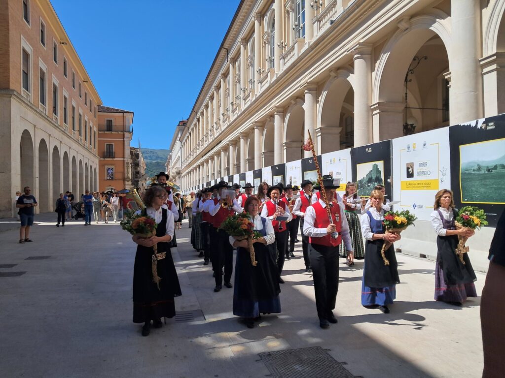 vent8217anni di fraternit224 tra paganica e pinzolo il racconto di un gemellaggio che ha il passo degli alpini da Laprimapagina.it vent8217anni di fraternit224 tra paganica e pinzolo il racconto di un gemellaggio che ha il passo degli alpini