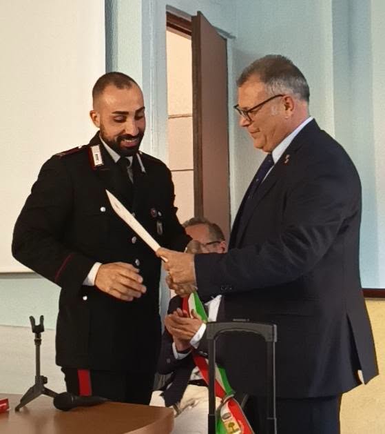 la fenice consegna il diploma di benemerenza al maresciallo marco spada da Laprimapagina.it la fenice consegna il diploma di benemerenza al maresciallo marco spada