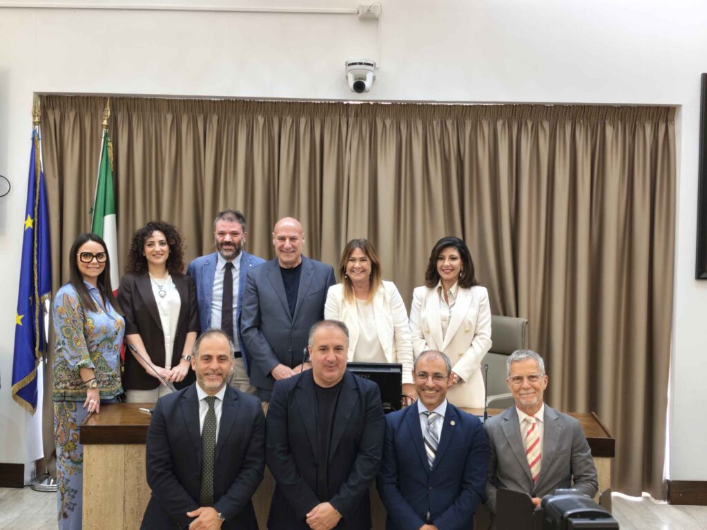 crotone il sindaco vincenzo voce ha presentato la nuova giunta composta da nove assessori da Laprimapagina.it crotone il sindaco vincenzo voce ha presentato la nuova giunta composta da nove assessori