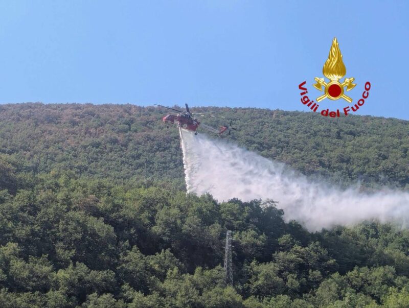 incendi in umbria il vento riaccende il fronte di nocera umbra 180 ettari in fumo proseguono senza sosta le operazioni di spegnimento da Laprimapagina.it incendi in umbria il vento riaccende il fronte di nocera umbra 180 ettari in fumo proseguono senza sosta le operazioni di spegnimento