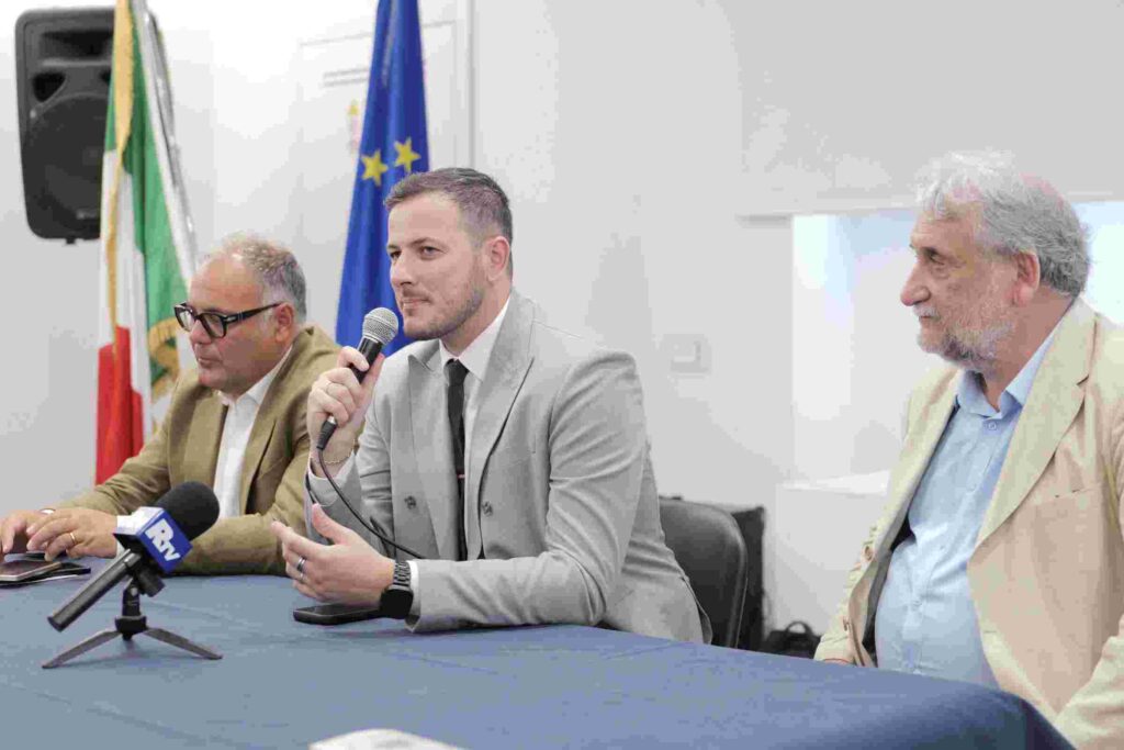 il mito della magna grecia torna a confrontarsi con il presente al marrc inaugurata rara avis di antonio affidato da Laprimapagina.it il mito della magna grecia torna a confrontarsi con il presente al marrc inaugurata rara avis di antonio affidato