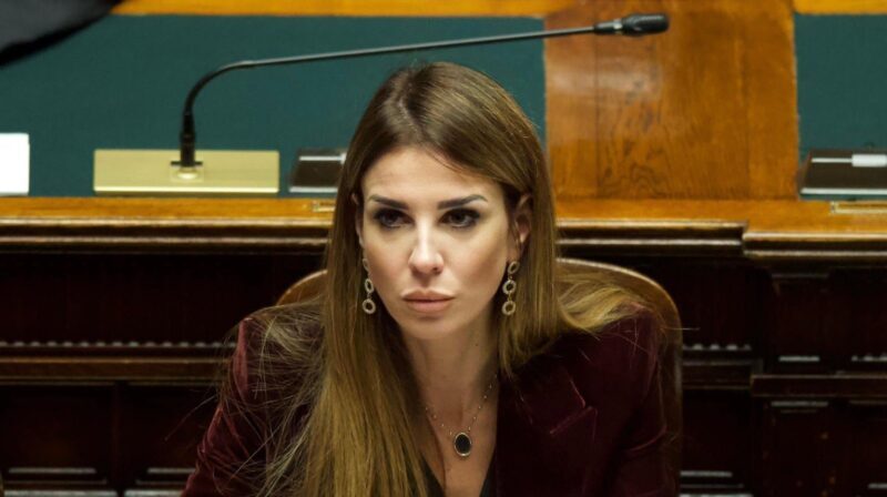 foto manipolata con l8217ia siracusano accusa vannacci mi ha spogliata lo denuncio da Laprimapagina.it foto manipolata con l8217ia siracusano accusa vannacci mi ha spogliata lo denuncio