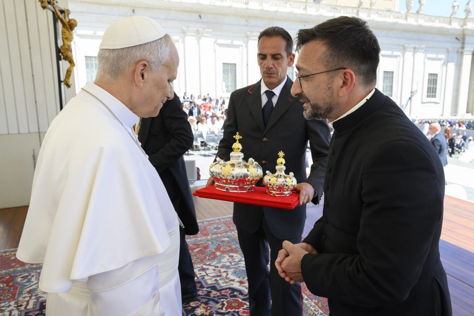 la madonna del voto ha le nuove corone realizzate dal maestro orafo michele affidato da Laprimapagina.it la madonna del voto ha le nuove corone realizzate dal maestro orafo michele affidato