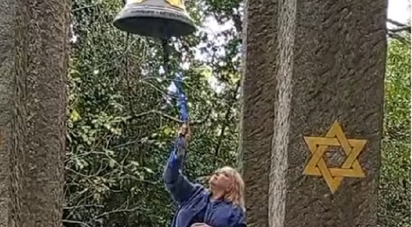 silvia liliana di masi suona la campana della pace ad assisi un messaggio di fraternit224 senza confini da Laprimapagina.it silvia liliana di masi suona la campana della pace ad assisi un messaggio di fraternit224 senza confini